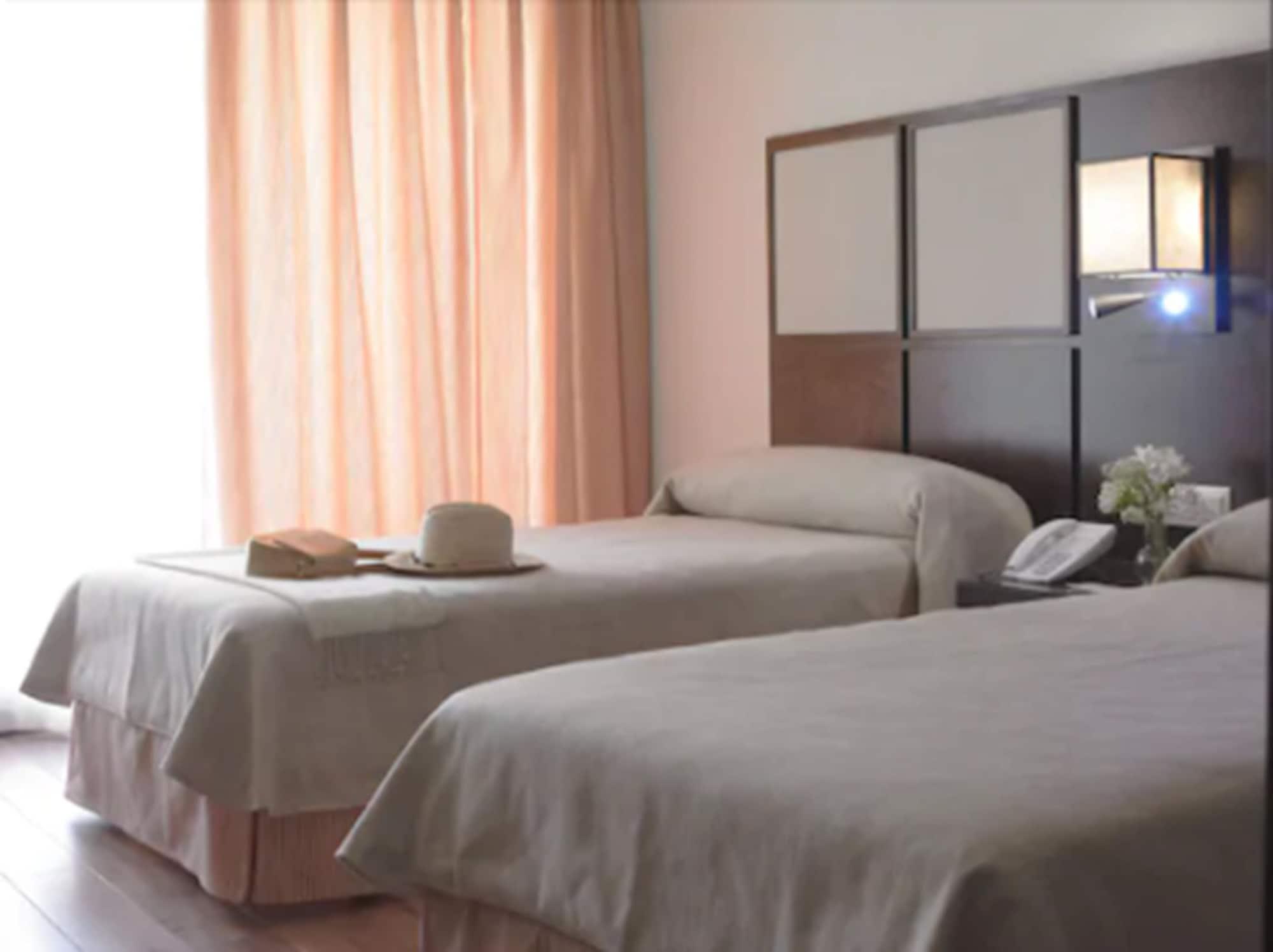 Hotel Isla De La Garena Alcalá de Henares Quarto foto