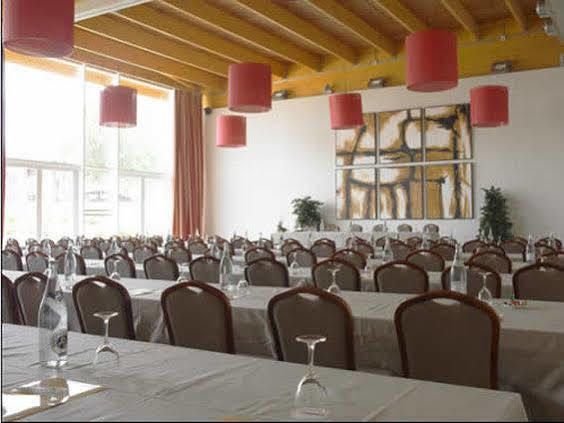 Hotel Isla De La Garena Alcalá de Henares Negócio foto